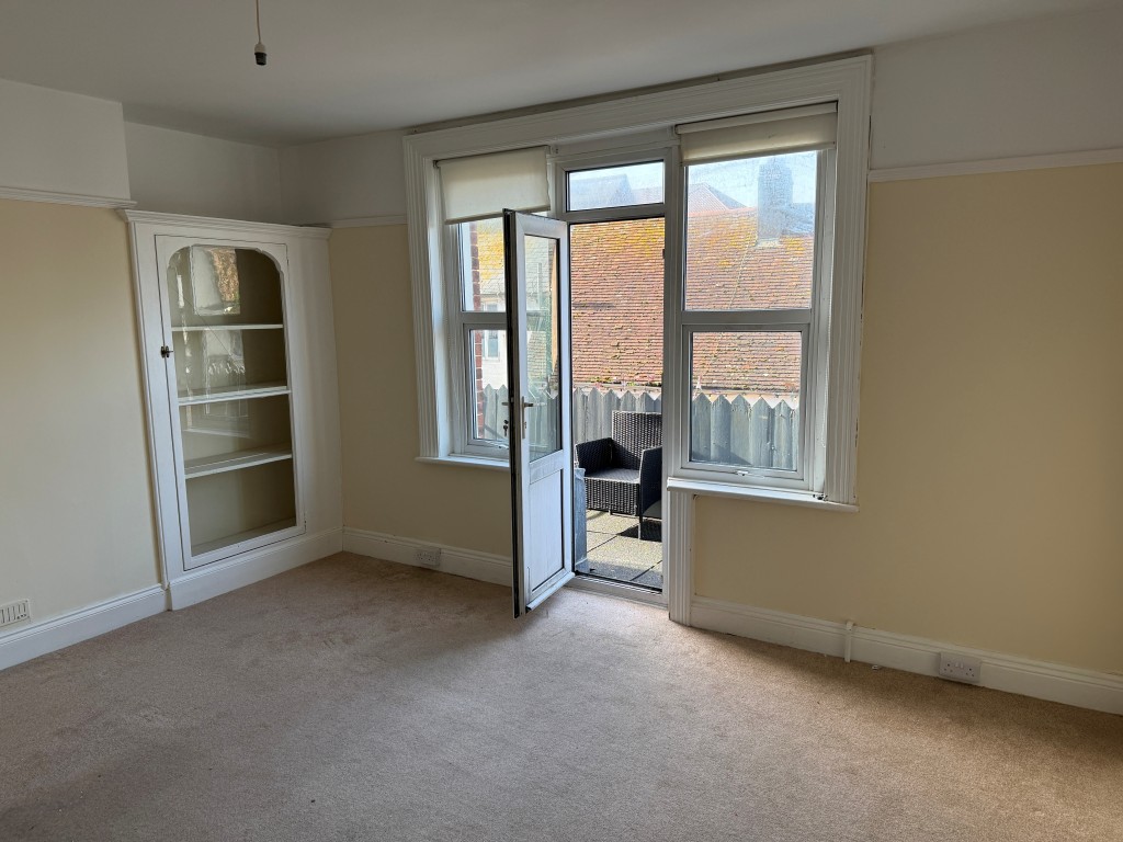 Lot: 154 - SPACIOUS MAISONETTE CLOSE TO SEAFRONT IN FAVOURED LOCATION - View of living room with access to sun terrace